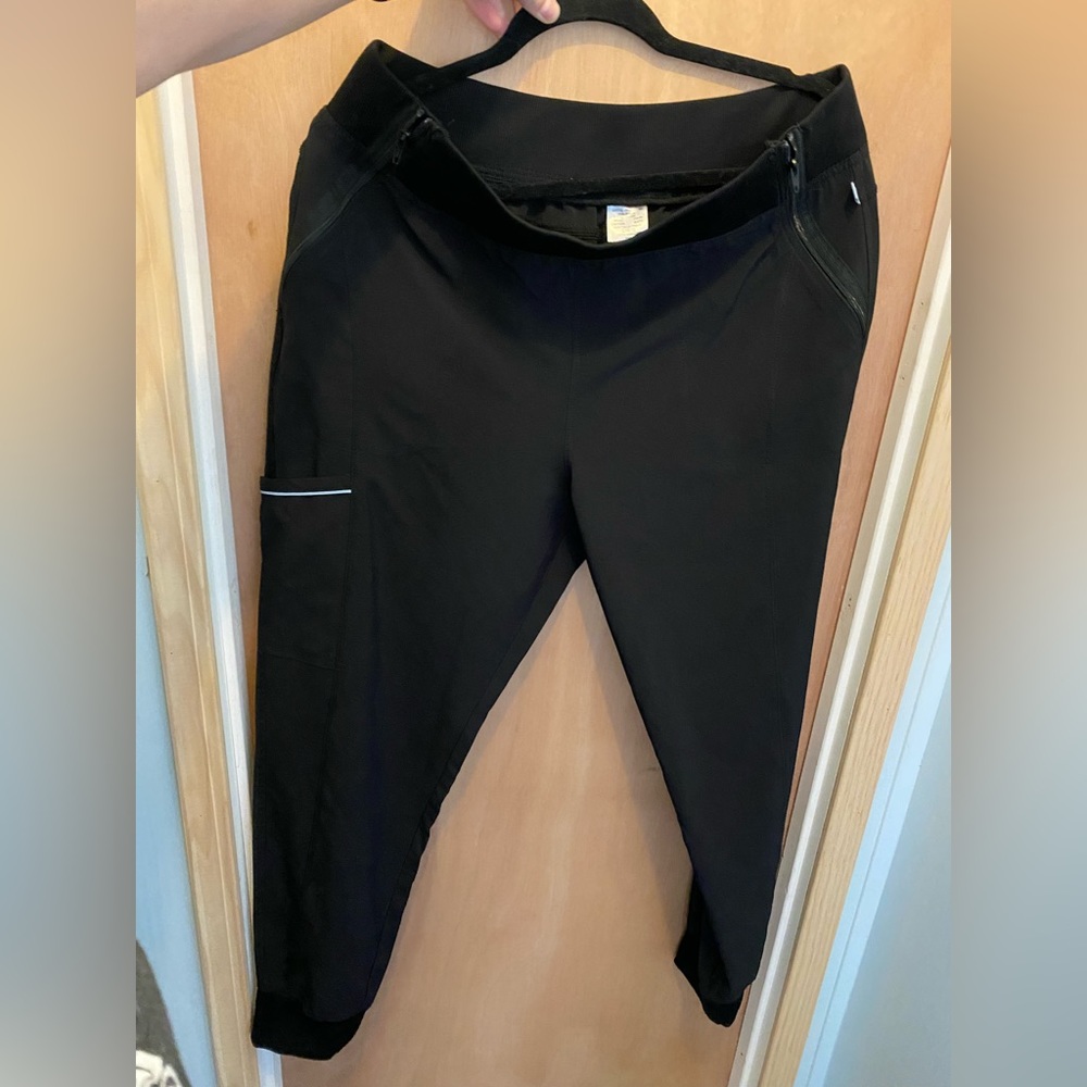 Very comfortable women jogger scrub pants! Brand infinity